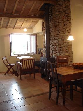 Wohnzimmer mit 2 Sitzgelegenheiten und Kaminofen für kalte Abende.