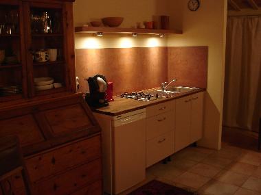 Die Küche ist mit allen notwendigen Geräten und Utensilien ausgestattet.