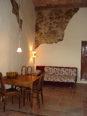 Im Wohnzimmer befindet sich eine ausziehbare Schlafcouch für die 3. und 4. Person. 