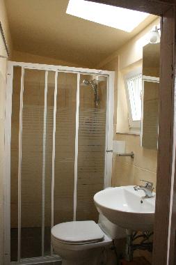 Das Bad wurde 2008 modernisiert. das warme Wasser kommt aus einem Boiler.