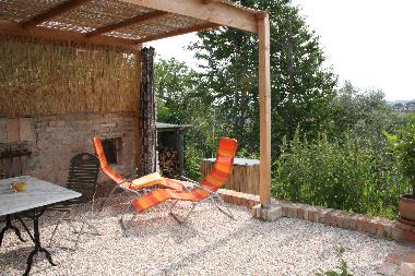 Die Terasse im Garten bietet Schatten am Tag und Zikadenkonzerte am Abend.
