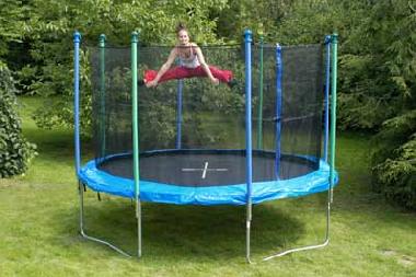 In unseren gr. Garten befindet sich auch ein Trampolin (4,30m) und ein Tischtennistisch.