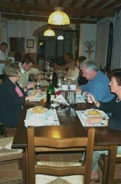 Frau Elsa, die Besitzerin, betreibt auf dem Landgut ein kleines Restaurant ausschliesslich fuer die 