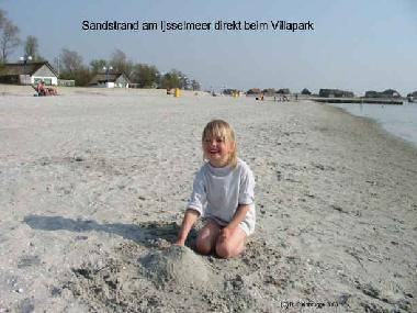 Sandstrand am IJsselmeer, direkt am Villapark