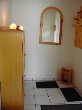 Der Flur mit Gardrobe und Zugang zum WC mit Waschmaschiene und Trockner