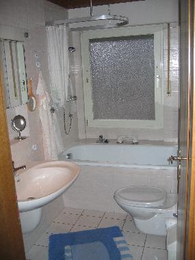 Bad mit Dusche u. Wanne