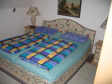 Schlafzimmer mit groem Schiebekleiderschrank (rechts) und Doppelbett