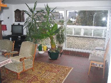 Wohnzimmer, Blick zur Terrasse in Richtung Garten