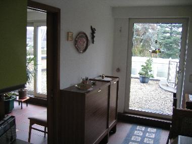 Blick von der Kche in Richtung Wohnzimmer und Terrasse