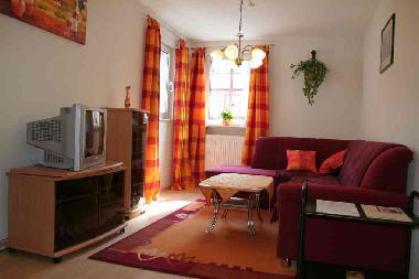 Gro�z�giges, helles Wohnzimmer mit Blick in die Altstadt