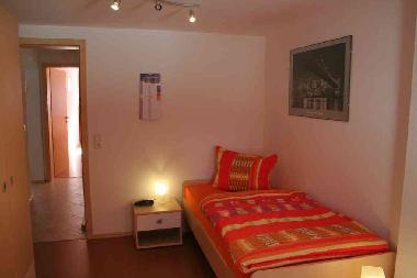 Das Zweite Schlafzimmer ist ausgestattet mit 3Einzelbetten. Auf diesem Bild ist nur ein Teil des Zim