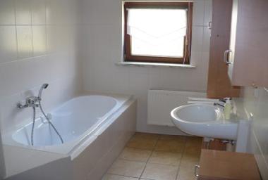 Das Bad ist mit einer Dusche und Badewanne ausgestattet.