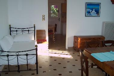 Wohnzimmer mit Einzelbett. Im Hintergrund die Kche