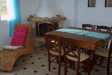 Wohnzimmer mit groem Esstisch und Kamin