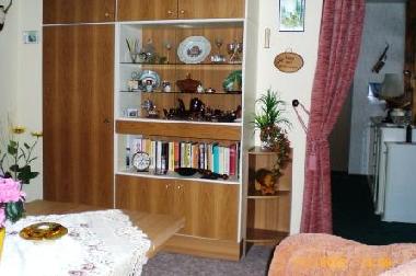 Wohnzimmerschrank u. Durchgang zum Schlafz.