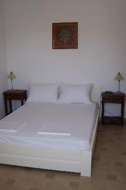 Ein Schlafzimmer mit Doppelbett