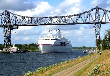 MS Deutschland unter der Hochbrcke bei Rendsburg