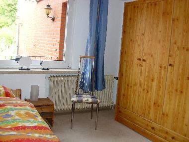 Kinderzimmer mit Blick in den Garten