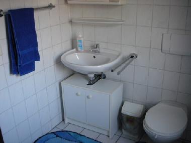 Dusche, WC und Waschbecken