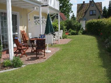 Dat gele Hus - Garten Westseite, Blick auf Terrasse 