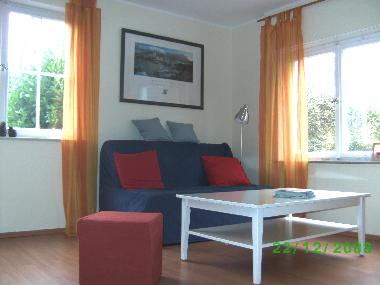 EG: Wohnzimmer mit Schlafsofa 140x200 cm