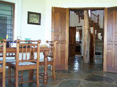 Blick von Wohnterrasse ins Haus