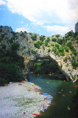 Die Ard�che mit dem Pont-d