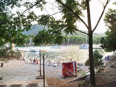 Nach wenigen Gehminuten erreichen Sie den ersten, flachen Badestrand