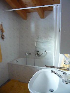 Badezimmer mit Wanne und WC