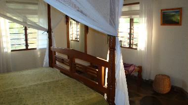 Schlafzimmer mit Doppelbett (1,90m x 2m)