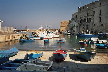 Der berhmte Fischerhafen Monopolis nur 5 min enffernt