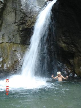 Superromantisch oder spannende Wanderweg zum Wasserfall von Porlezza. Vorsicht EISKALT!
