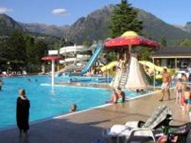 Schwimbadparadies mit Superrutschen! Aber auch tollem Ausblick auf die Bergen und natrlich Ihre Kin