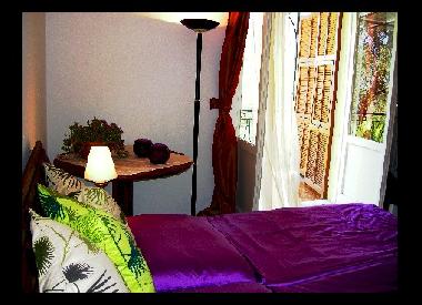 Das violette Schlafzimmer ebenfalls mit sch�nem Blick ins Gr�ne