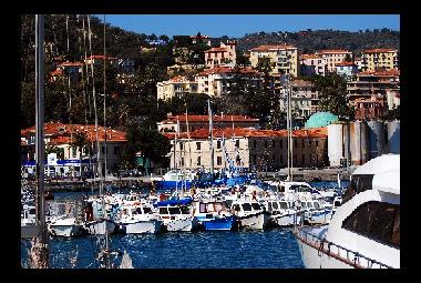 Der kleine Hafen in Imperia/Porto Maurizio u. seinem Sandstrand spiagga d