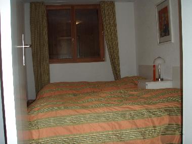 Schlafzimmer mit zwei Einzelbetten