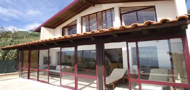 Blick von Terasse in das Wohnzimmer oben das Hochzeitszimmer