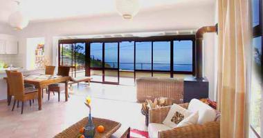 Blick durch das Wohnzimmer, links die offene K�che