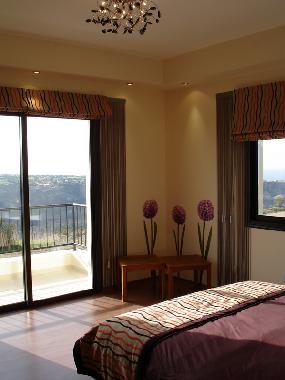 Ein der 3 Schlafzimmer mit eigenem Bad und Balkon mit Meerblick