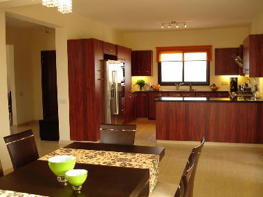 Offene, sehr gut ausgestattete Kche und Essbereich