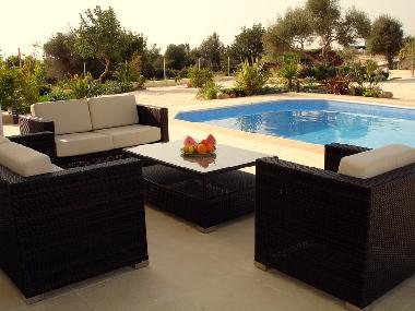 Terrasse mit einer Sitzgarnitur. Auch Sonnenliegen gehren dazu