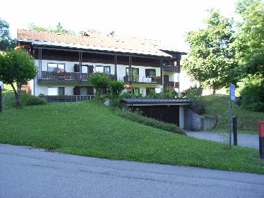 Blick auf Haus und Tiefgarageneinfahrt