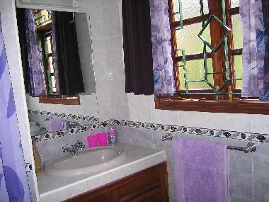Die lila Badezimmer. Jedes Zimmer hat seine Badezimmer!