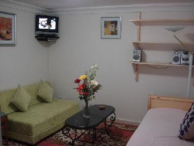 Wohnzimmer mit TV, DVD-Spieler und Stereoanlage
