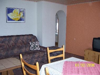Wohnzimmer mit Durchgang zur Kche