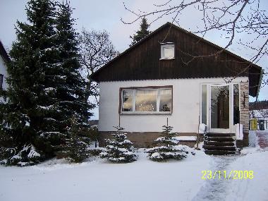 Haus mit Fensterbeleuchtung