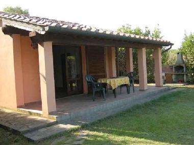 �berdachte Terrasse und kleiner Garten mit Grillplatz