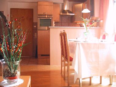 Beim Fr�hst�ck erste Sonnenstrahlen genie�en