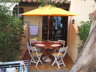 Kleine Terrasse mit Garten