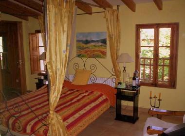 Schlafzimmer mit Queensize-Bett